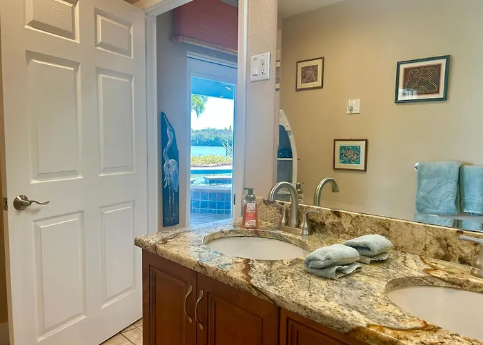 Guest - Waterfront -pool & Hot Tub- Walk To Villa *