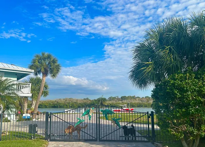 Guest - Waterfront -pool & Hot Tub- Walk To