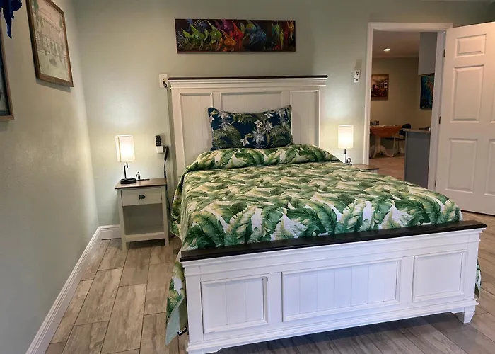 Guest - Waterfront -pool & Hot Tub- Walk To Villa *